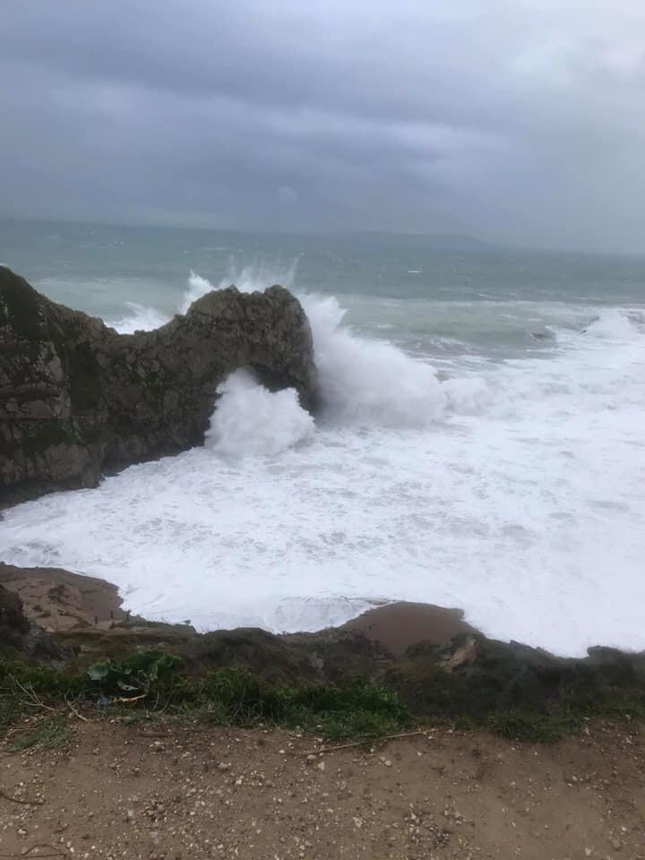 Photographer Captures Waves Crashing Into Durdle Door During